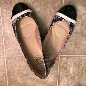 Life Stride Size 8.5 🐍 flats